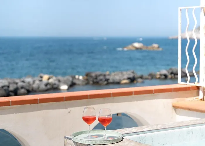 Waters Edge マッサ・ルブレンセ